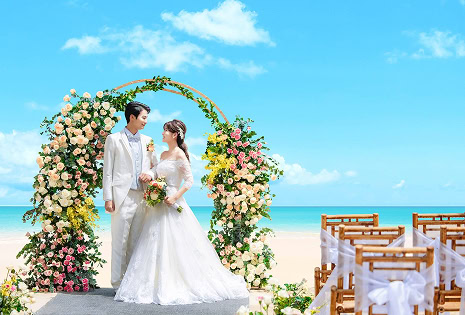 ビーチサイドのガーデンチャペルで挙式を行う新郎新婦